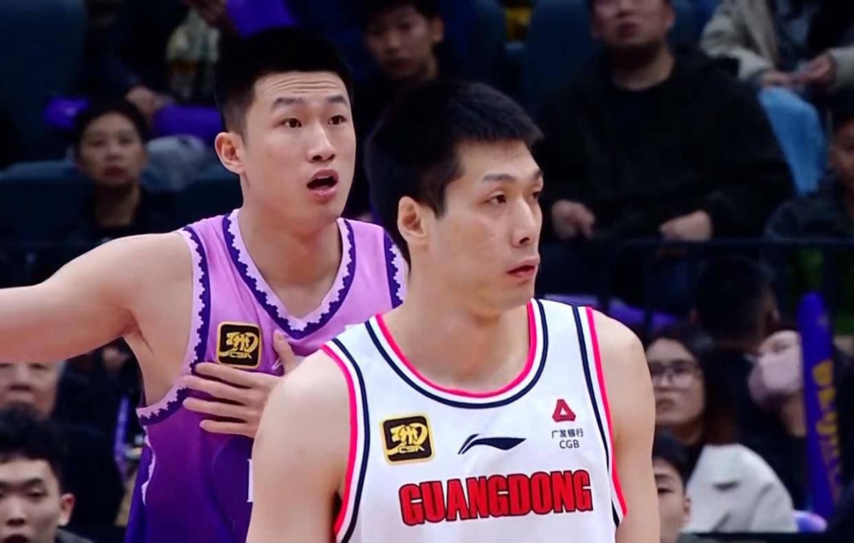 篮球联赛中的“新秀”球员崭露头角的简单介绍
